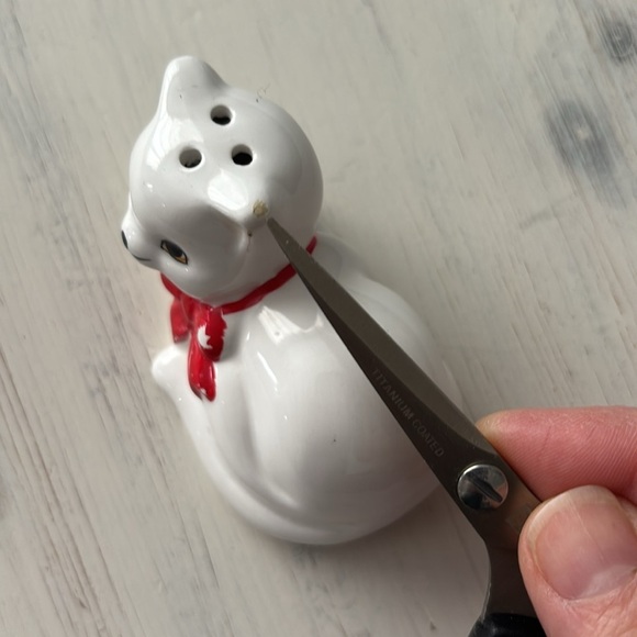 Kittens with Bows! Vintage Ceramic Salt & Pepper Shakers - Picture 7 of 8